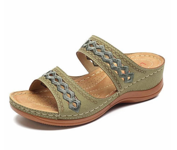 New 2019 European and American women's sandals cross-border car line non-slip light large size retro wedge with comfortable slippers