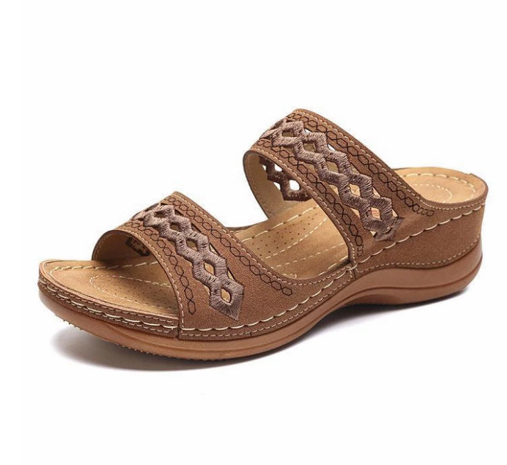 New 2019 European and American women's sandals cross-border car line non-slip light large size retro wedge with comfortable slippers