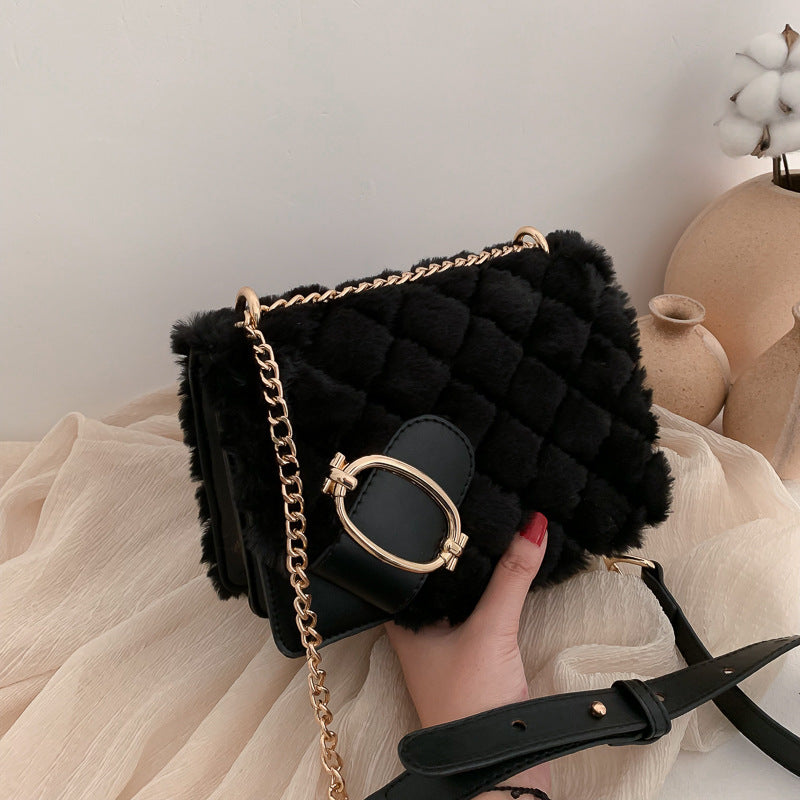 Autumn and winter plush messenger bag rhomboid plush handbags 2020 new fashion trend all-match chain one-shoulder small square bag