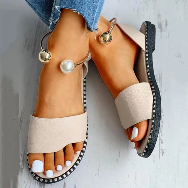 Cross-border large size sandals women 2021 summer new style European and American casual flat bottom hollow pearl foreign trade sandals and slippers 43 size